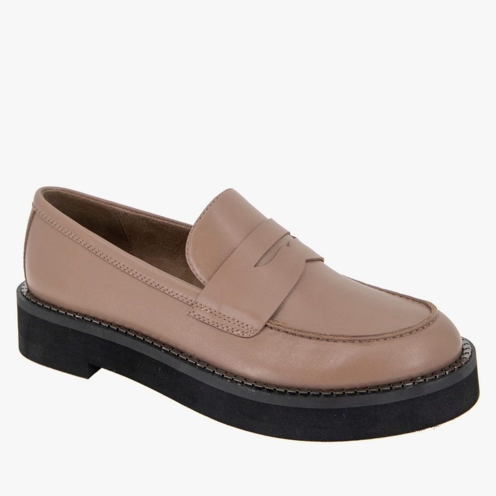 BCBGeneration Womens Tan Sabin Loafer with Black Sole Size 7.5 NEW - Picture 1 of 8
